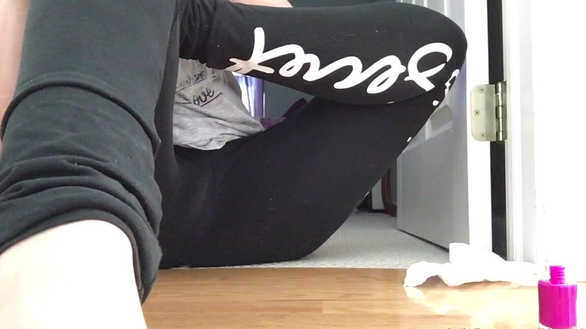 Alice Is More Nicknamed Aliceismore 07 10 2023 Onlyfans Video Painting My Toes Ramble Trying To Keep The Bright Light From Washing Out My Video Im