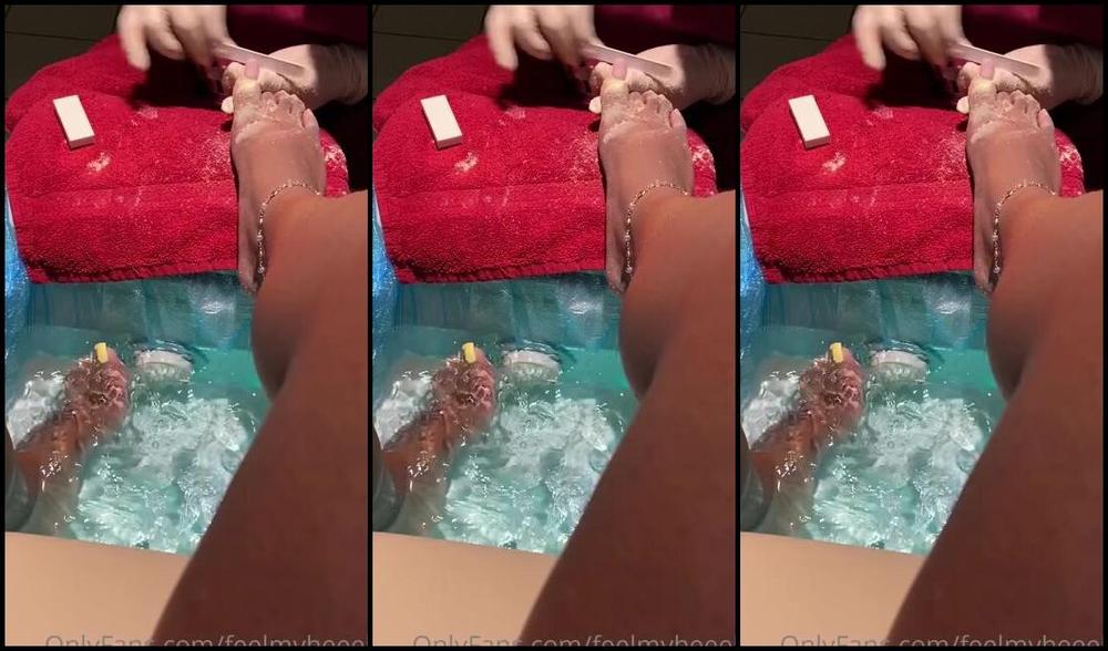 Goddess Smokey Nicknamed Goddesssmokeyyy Onlyfans Removing The Old Yellow Polish For A New Pedicure 1