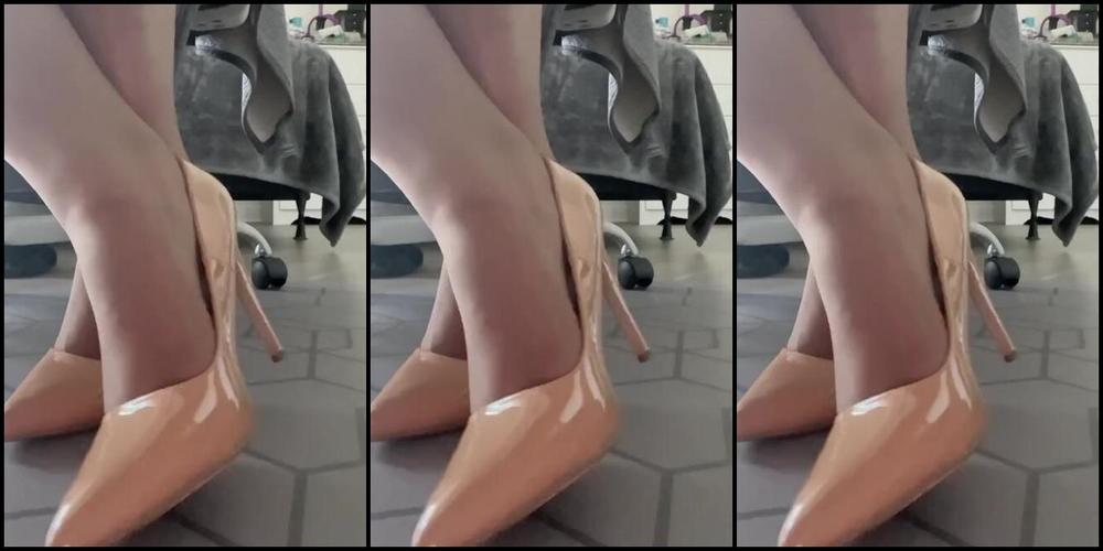 Lovewar Nicknamed Itsnese Foot Fetish 05 08 2023 Onlyfans Video Caught You Looking Under My Work Desk