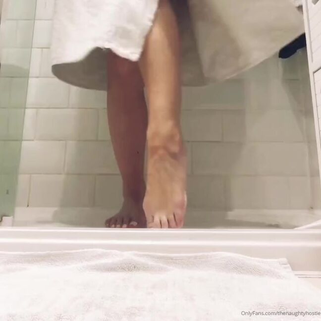 Naughty Nylons Nicknamed Naughtynylons Onlyfans Fresh Out The Shower And Moisturised