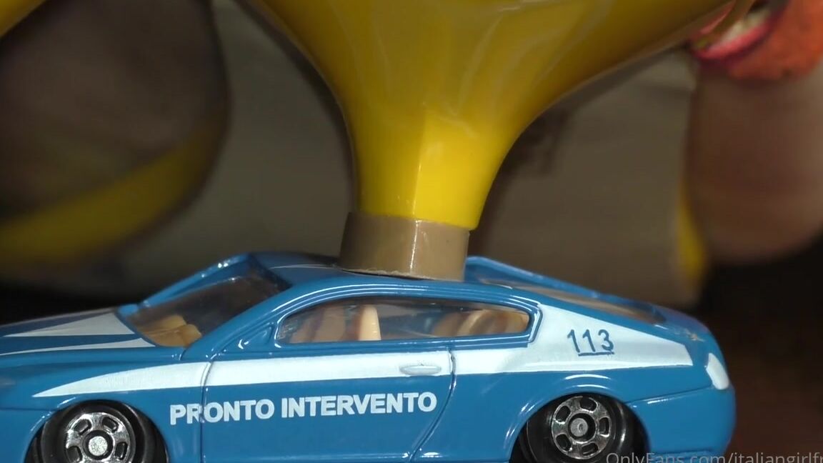 Italian Girlfriend Nicknamed Italiangirlfriend 07 25 2022 Onlyfans Video This Shoes Was 2 Sizes Inferior My Feet Number I Used It Only To Test My