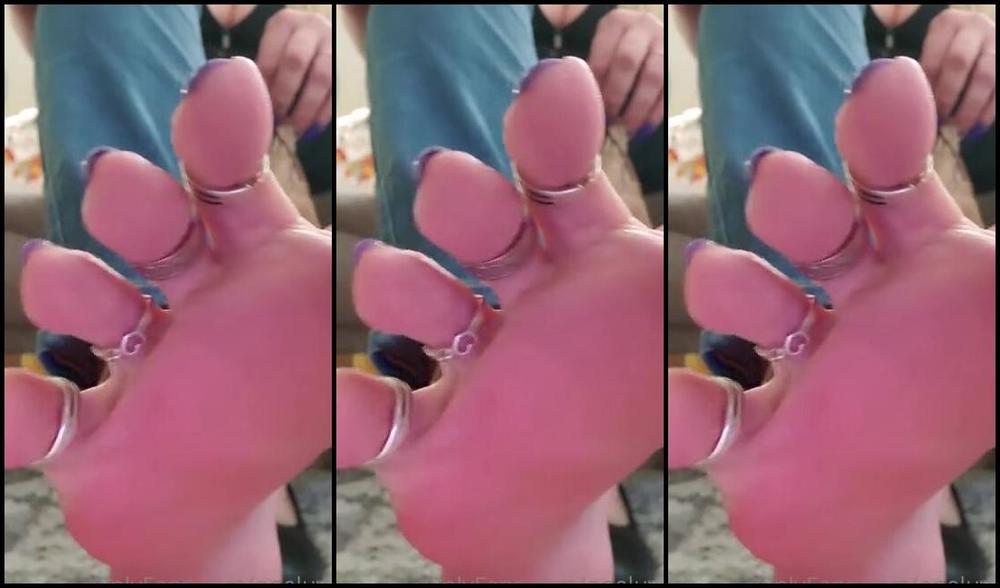 Oneluv T Nicknamed Oneluv T 10 28 2021 Onlyfans Video Stinky Flats Equals Sweaty Stinky Feet