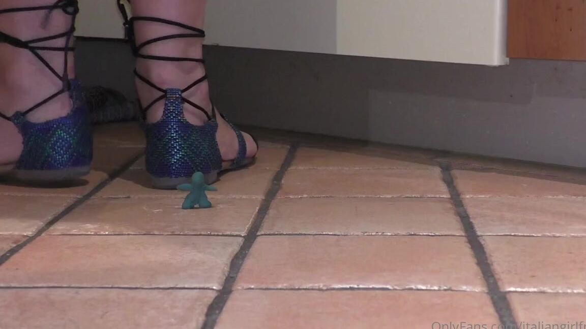 Italian Girlfriend Nicknamed Italiangirlfriend 07 13 2022 Onlyfans Video Casual Crush Tiny Clay Mans In Flat Sandals
