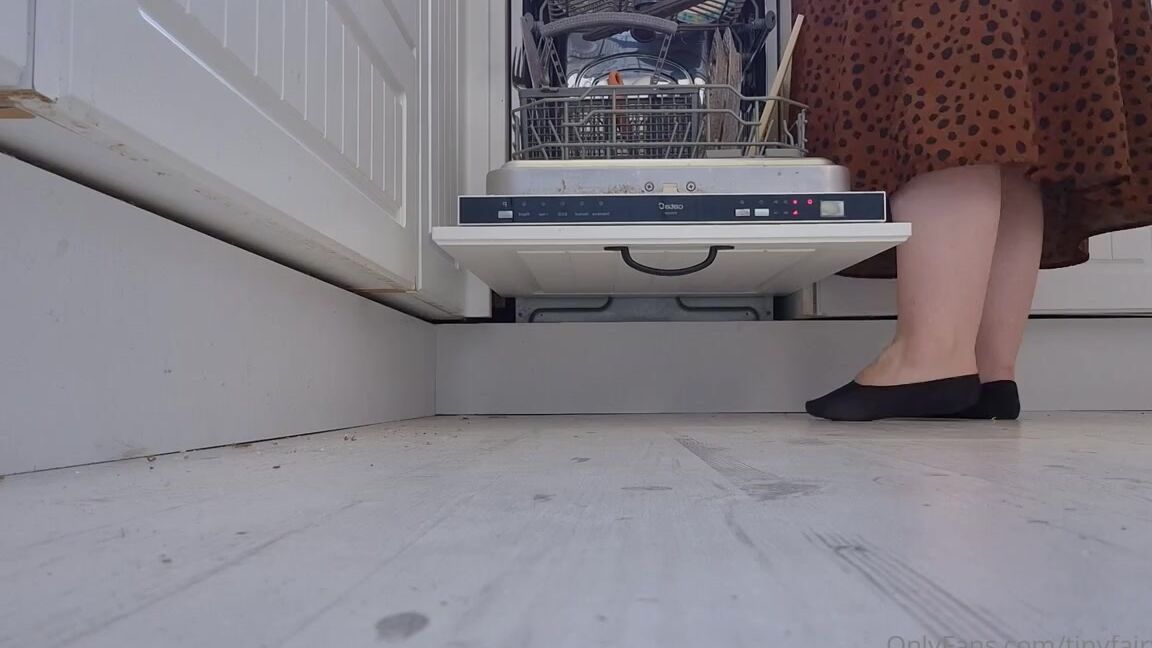 Tinyfairyfeet Nicknamed Tinyfairyfeet 06 17 2024 Onlyfans Video Let Me Ignore You While I Do Chores In The Kitchen