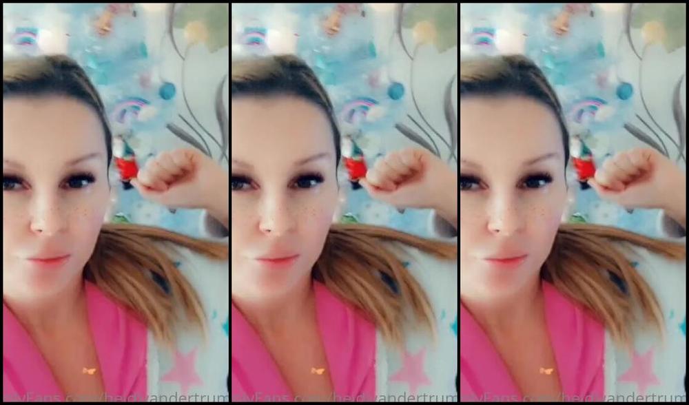 Heidi Foxx Nicknamed Heidivandertrump Onlyfans Christmas Crackers