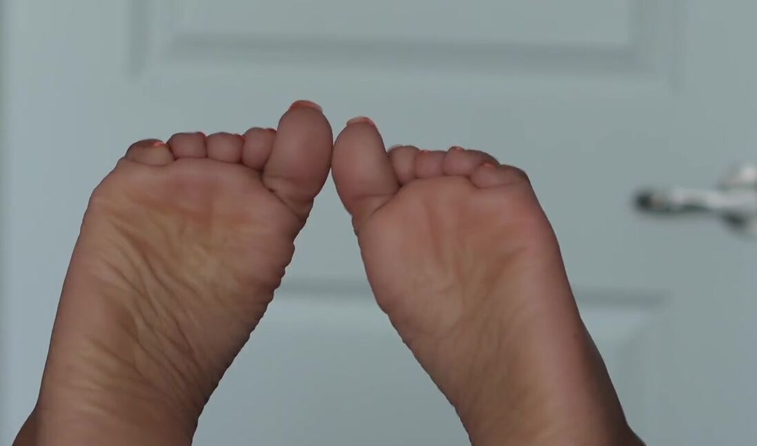 Aminah Feetz Nicknamed Aminahfeet Onlyfans Lounging With Aminah Episode 2 Tons Of Close Up Shots In This Long Episode Enjoy