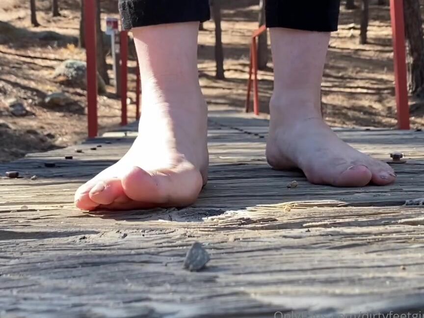 Findomfeetgirl Nicknamed Dirtyfeetgirl92 12 31 2021 Onlyfans Video 5 And A Half Mins Of My Soles Outdoors
