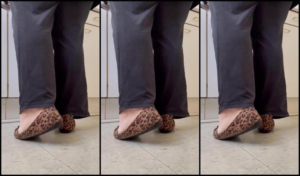 Fattyfeet420 Nicknamed Fattyfeet420 10 17 2024 Onlyfans Video Shoe Dips And Pops In These Leopard Flats At Lunch