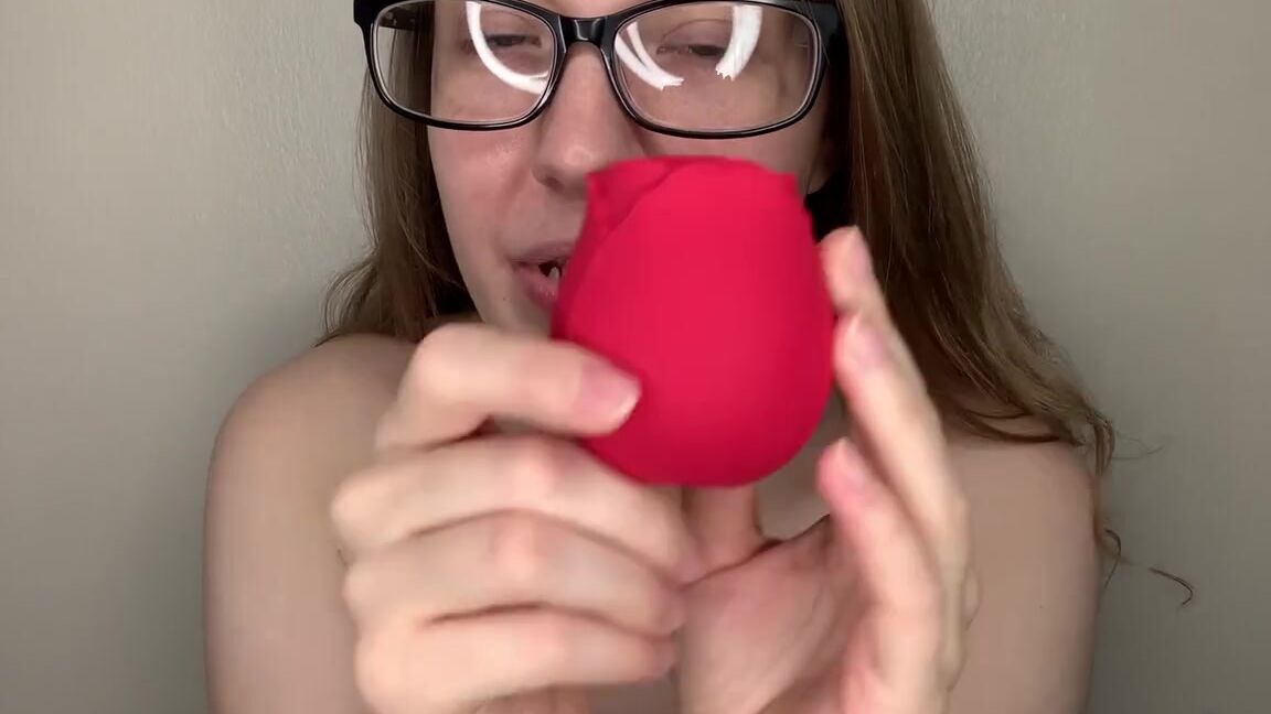 Jennaize Nicknamed Jennaize Onlyfans I Got Another Rose Toy Its So Pretty