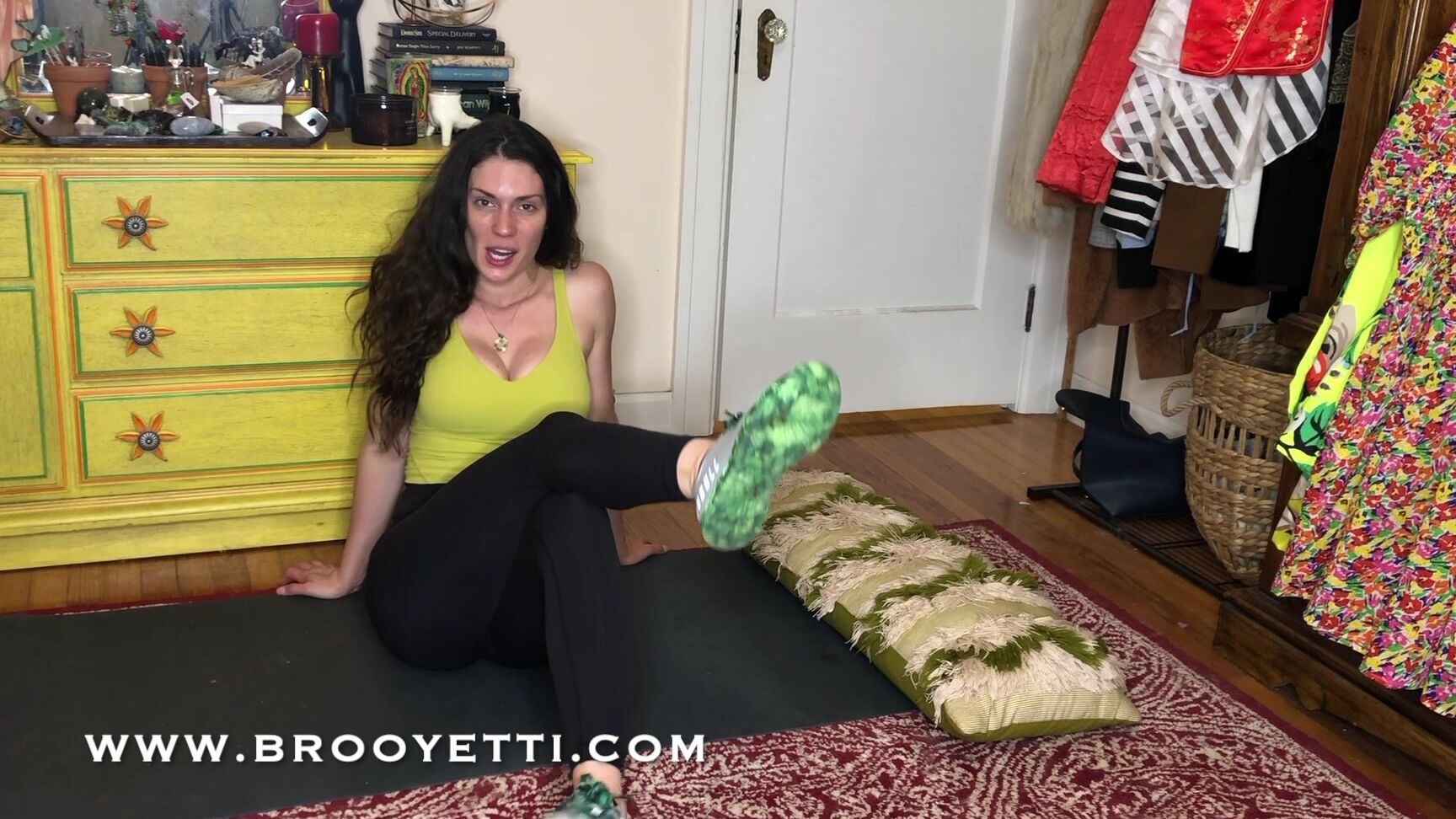 "Iamyetti" femdom, joi, leggings, sfw, sneaker fetish, workout/gym HOT GYM GIRL JOI manyvids