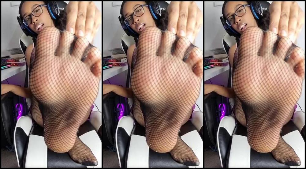 Ceceprincesstoes Nicknamed Cecesprincesstoes 01 29 2022 Onlyfans Видео Ваша Девушка Геймер На Показ Ее Новые Сетчатые Колготки Затем Снимает Их Для 9