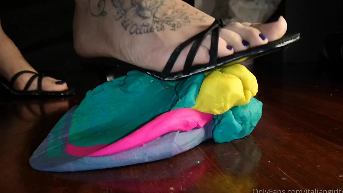 Italian Girlfriend Nicknamed Italiangirlfriend 07 24 2022 Onlyfans Video Play Dough Is So Squishy P Nice Footprints Over It