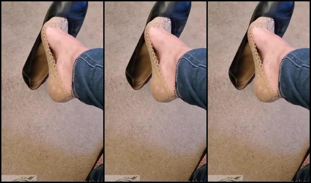 Oneluv T Nicknamed Oneluv T 10 27 2021 Onlyfans Video Dangling Ballerinas