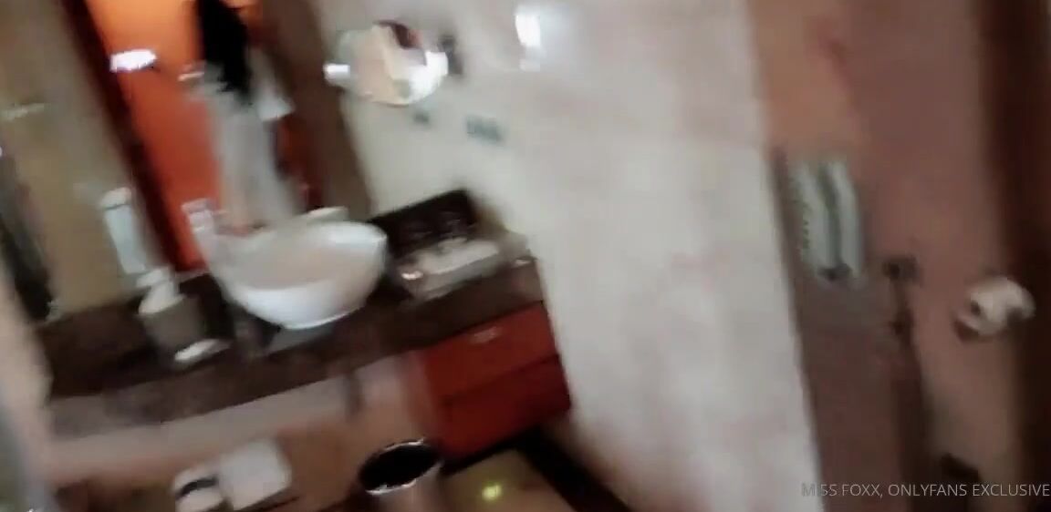 Miss Foxx Nicknamed Missfoxx 02 22 2020 Onlyfans Video Video Delhi Im Here Room Tour Standalone Bath And Shower Behind Glass