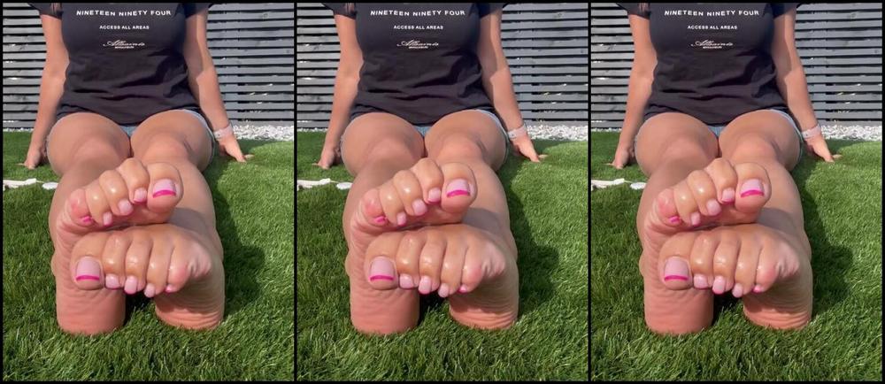 Cutie Tootsie Nicknamed Cutietvip 05 24 2025 Onlyfans Video Oily Sole Play In The Sun