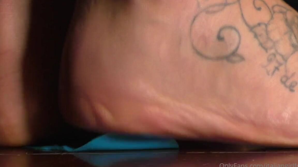 Italian Girlfriend Nicknamed Italiangirlfriend 07 13 2022 Onlyfans Video Clay Bugs Barefeet And Flat Sandals