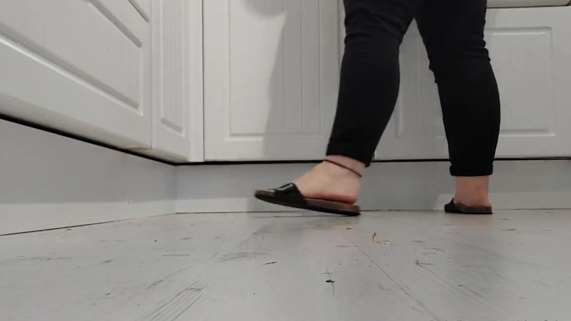 Tinyfairyfeet Nicknamed Tinyfairyfeet 04 21 2023 Onlyfans Video Are You Spying On Me In The Kitchen