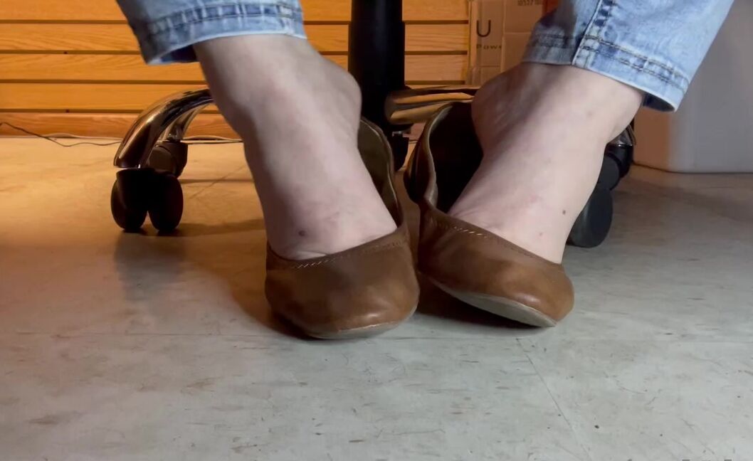 Fattyfeet420 Nicknamed Fattyfeet420 01 04 2023 Onlyfans Video More Under The Desk Apades In My Brown Flats