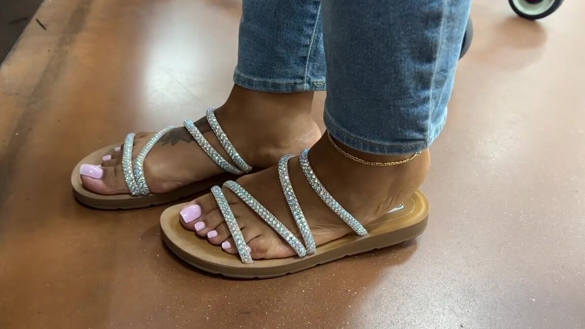Aminah Feetz Nicknamed Aminahfeet Onlyfans Grocery Store Creepin