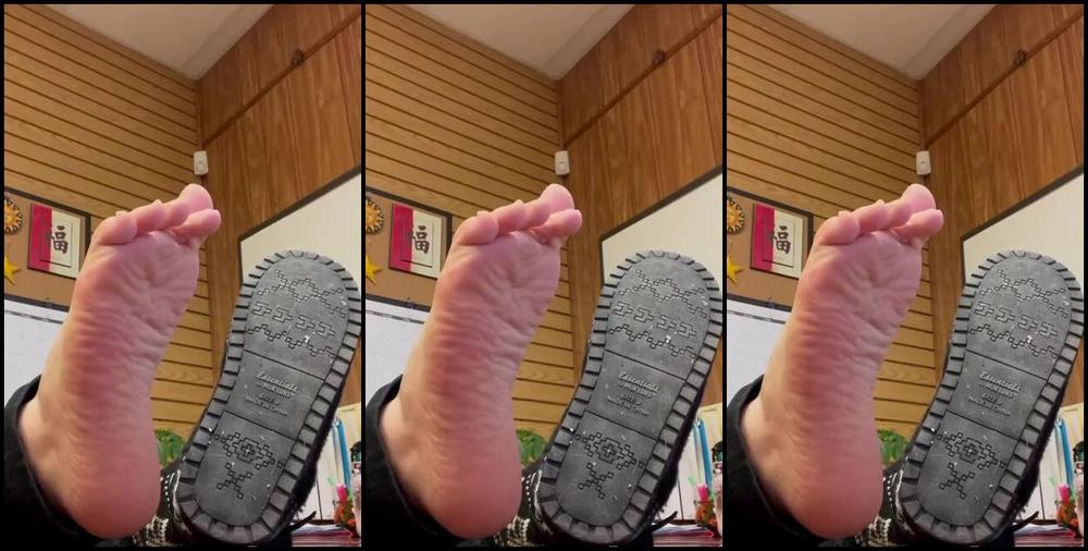 Fattyfeet420 Nicknamed Fattyfeet420 02 01 2023 Onlyfans Video Winter Boots Today Did I Wear Socks Or No