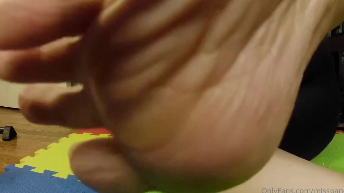 Miss Pandora Nicknamed Misspandora Onlyfans 10 26 2022 You Like My Feet Footsmothering Footfetish Longtoes Onlyfans Fetishmodel