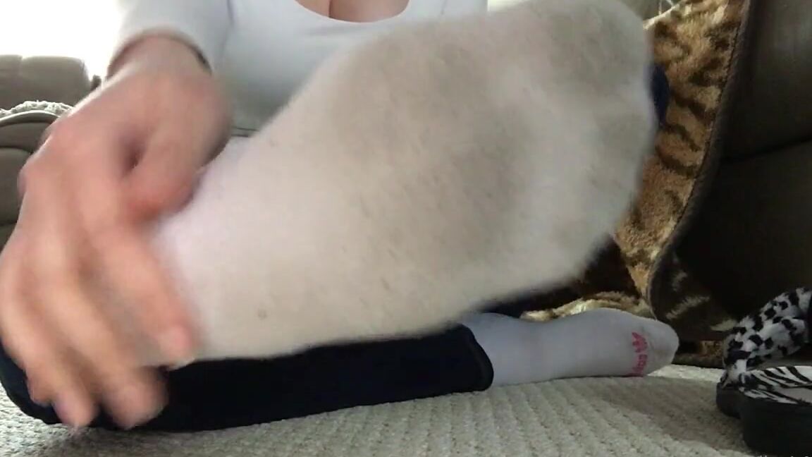 Alice Is More Nicknamed Aliceismore 01 25 2024 Onlyfans Видео Снятие Белых Грязных Носков Для Надевания Тапочек 8