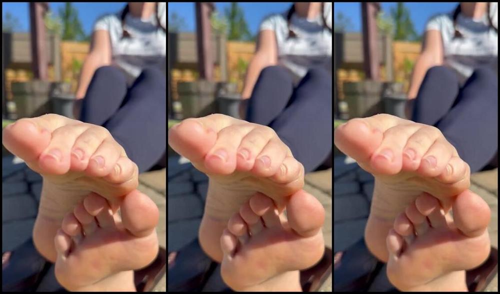 Alice Rose Nicknamed Alicerosequeenoftoes 10 22 2024 Onlyfans Video Enjoying Some Sunshine On My Naked Toes I Hope Everyone Is Having A Great Week