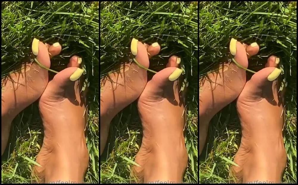 Goddess Smokey Nicknamed Goddesssmokeyyy Onlyfans Walks In The Grass Toe Wiggling 1
