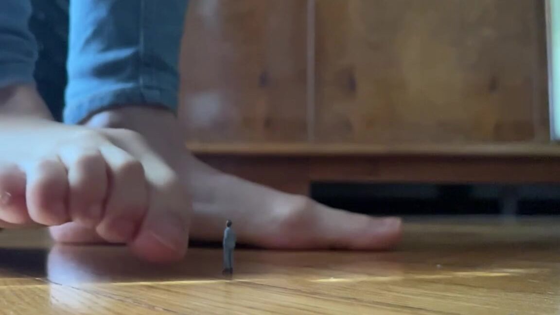 Giantess Elixs Nicknamed Giantesselixs 11 21 2022 Onlyfans Video Look How Massive I Am Compared To That Bug