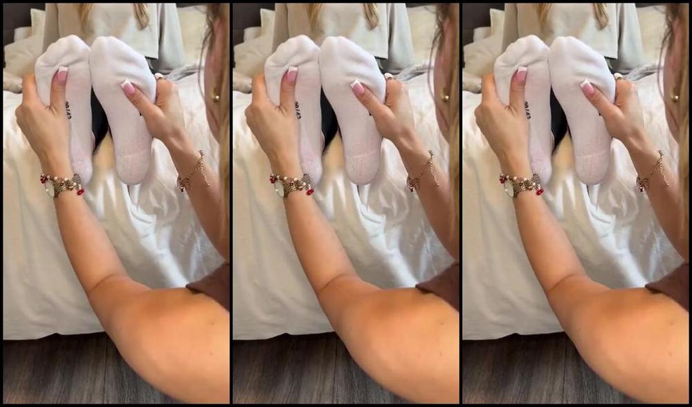 Letty Blondie Nicknamed Yourbest Blondie 07 17 2025 Onlyfans Video Worship Vibes Only Im Sitting On The Bed While Lola And Kiara Take Their Time