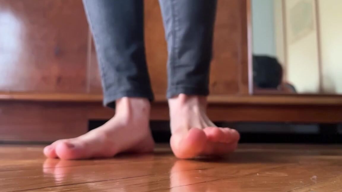 Giantess Elixs Nicknamed Giantesselixs 01 18 2023 Onlyfans Video I Was Completely Unaware Of That Little Black Dot In Front Of My Feet