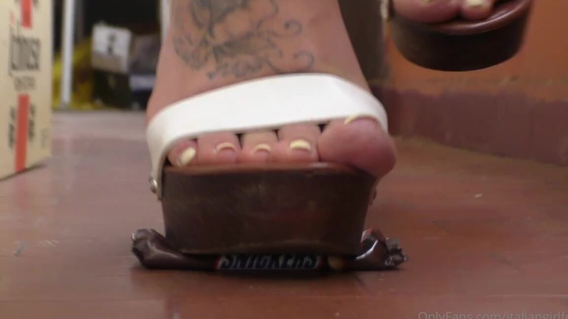 Italian Girlfriend Nicknamed Italiangirlfriend 07 14 2022 Onlyfans Video Just Walking Over A Snikers Bar With My Platform