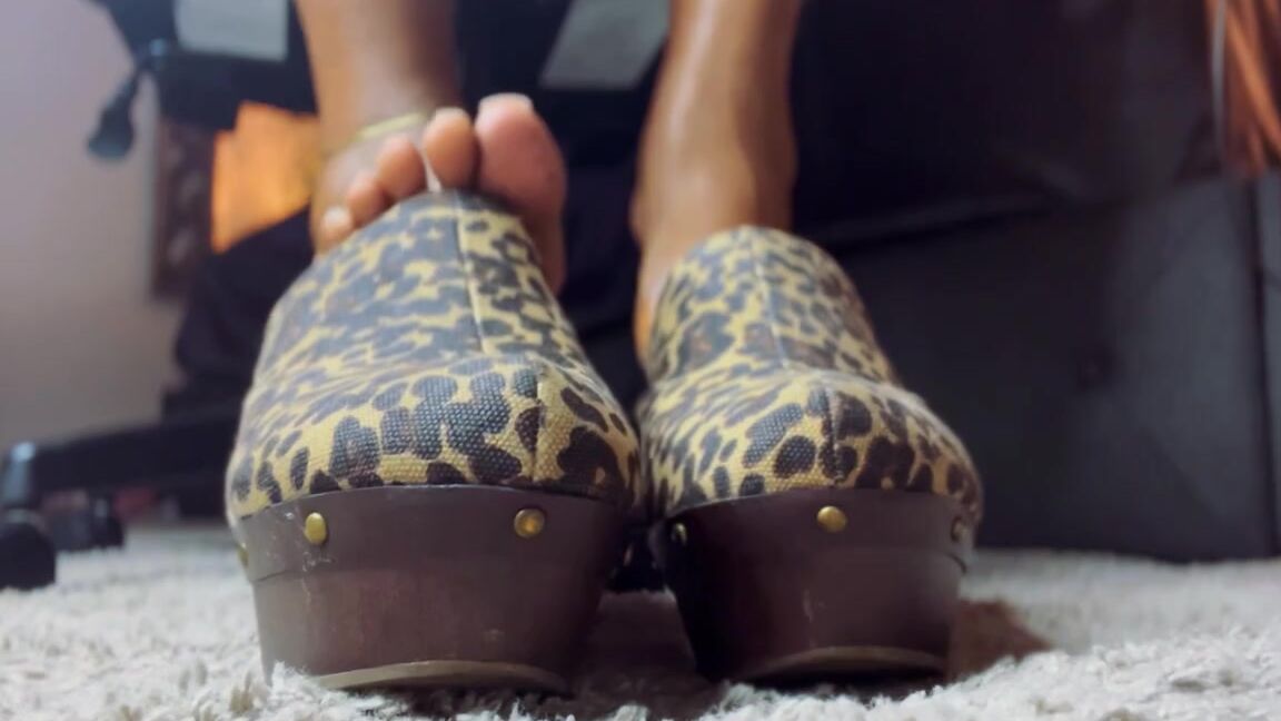 Goddess Mahmi Nicknamed Goddessmahmi 07 05 2023 Onlyfans Video Perving My Feet Under My Desk Naughty Shame G