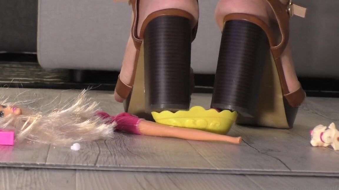 Italian Girlfriend Nicknamed Italiangirlfriend 07 13 2022 Onlyfans Video Barbie Smash In Platform Sandals