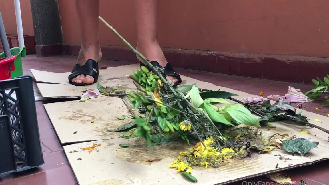 Italian Girlfriend Nicknamed Italiangirlfriend 06 27 2022 Onlyfans Video Flowers Under My Leather Sabot