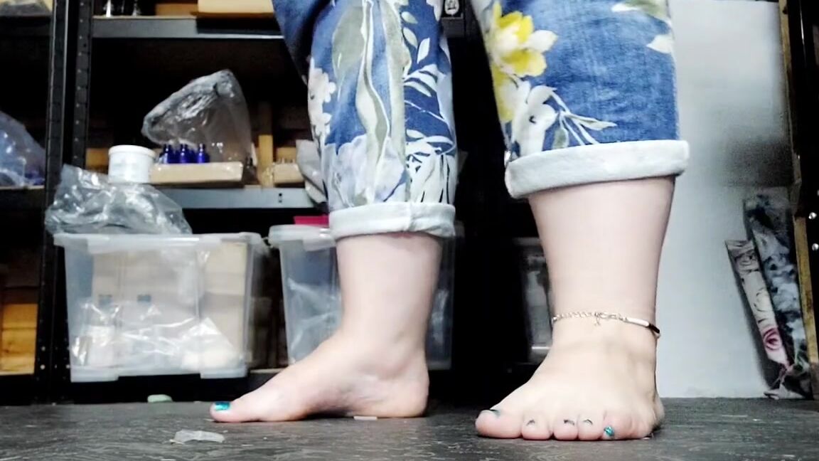 Tinyfairyfeet Nicknamed Tinyfairyfeet 07 12 2023 Onlyfans Video Watch My Feet Get Dirty As I Walk Around The Workshop
