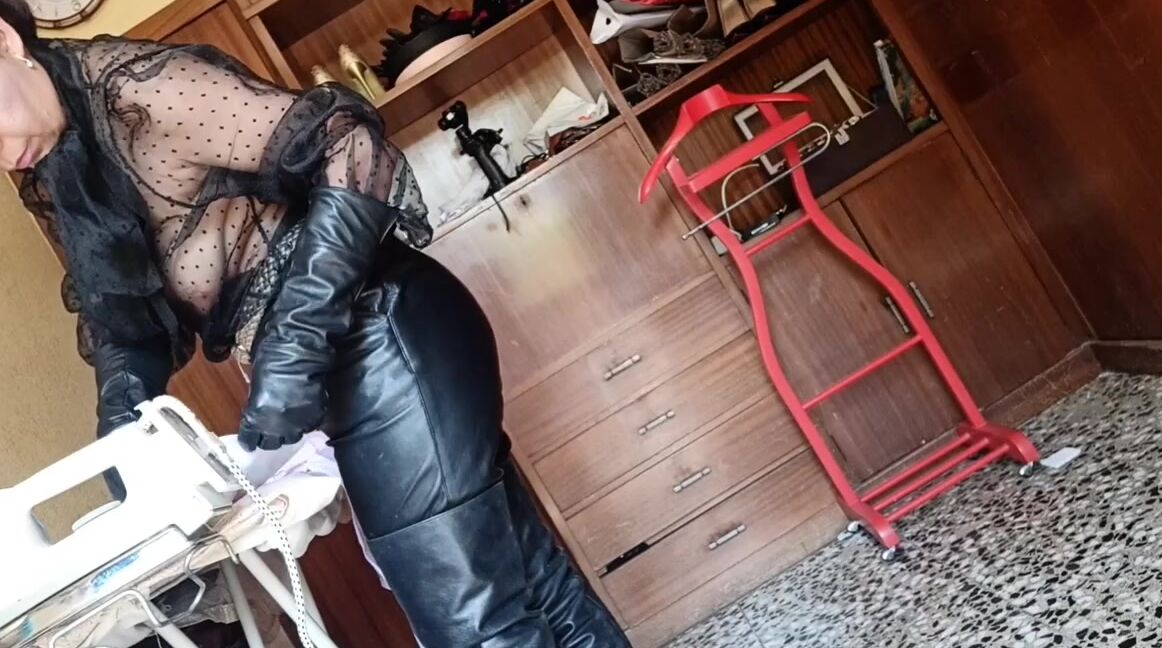 Reina Leather Nicknamed Reinaleather Onlyfans Plot Twist