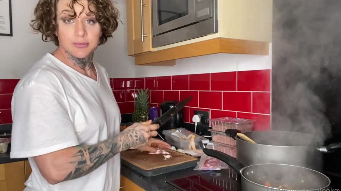 Lee Keyrouz Nicknamed Leekeyrouz 12 24 2023 Onlyfans Video Cooking One Of My Favourite Meals Italian Meatballs