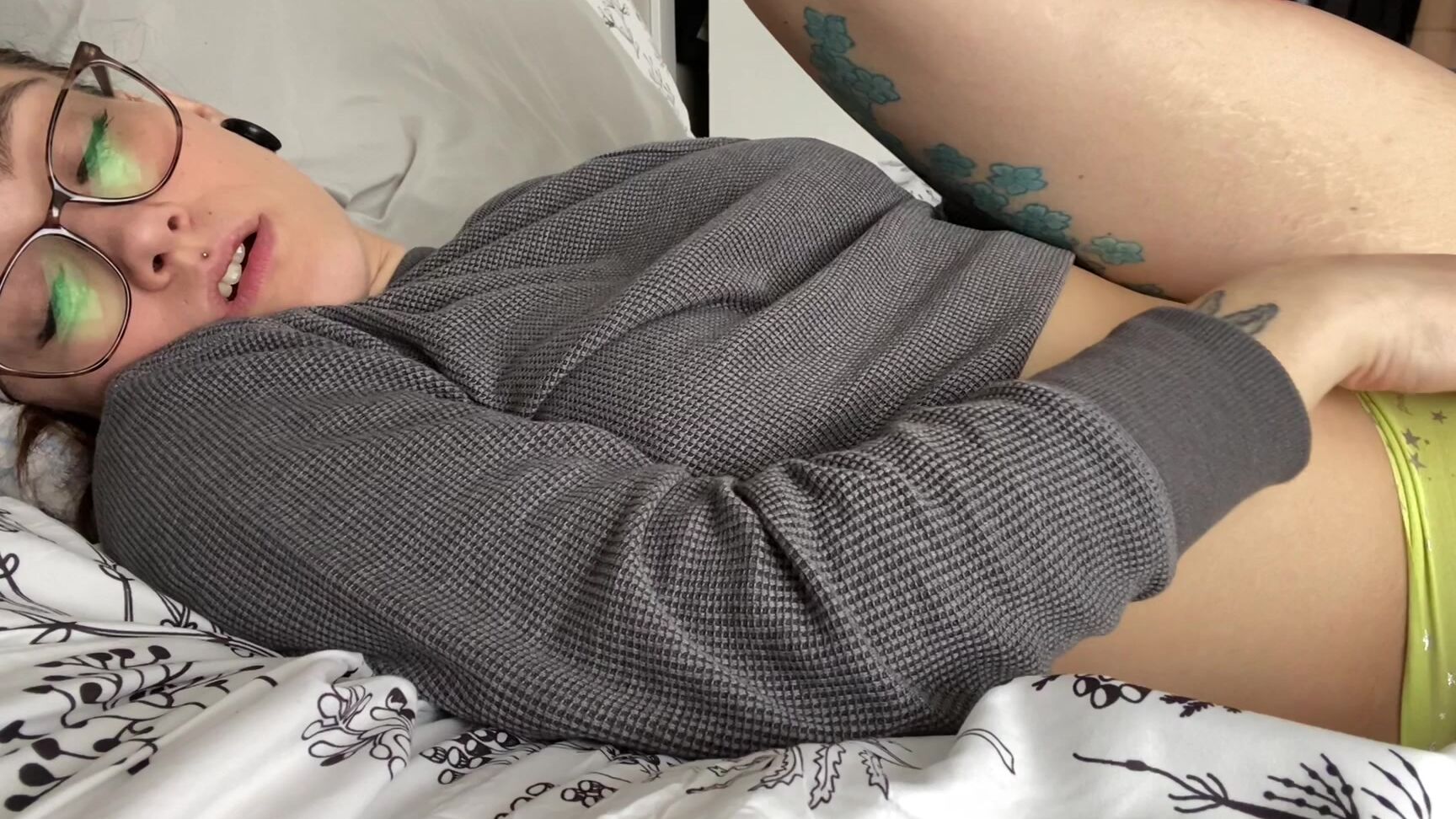 "divinebabe" hairy bush, mommy roleplay, role play, taboo, virtual sex a morning with mommy manyvids