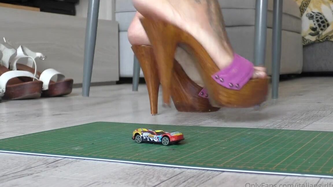 Italian Girlfriend Nicknamed Italiangirlfriend 08 31 2022 Onlyfans Video 6 Metal Cars 6 Shoes Wich One Is The Most Flattened Irpz