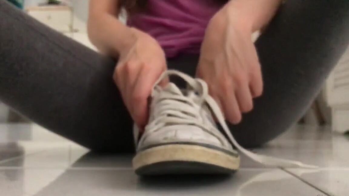 Giantess Elixs Nicknamed Giantesselixs 07 08 2021 Onlyfans Video Trapping You In My Giant Smelly Sneakers