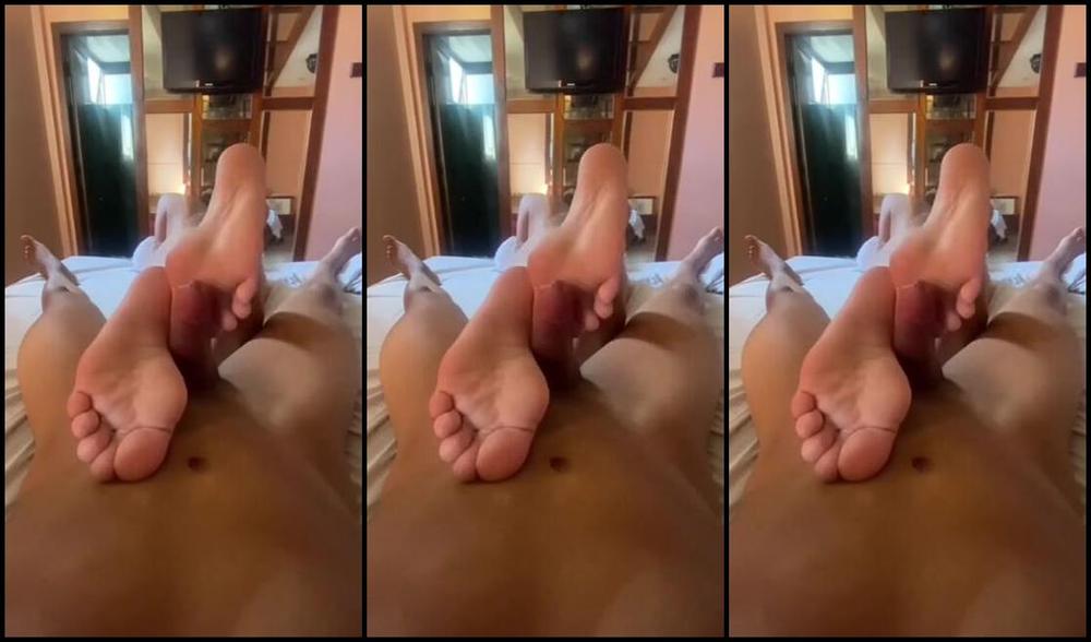 Lunna Queen Nicknamed Lunna Queen 10 31 2024 Onlyfans Video Would You Like To Be Stimulated By My Feet Like This Until You Cum