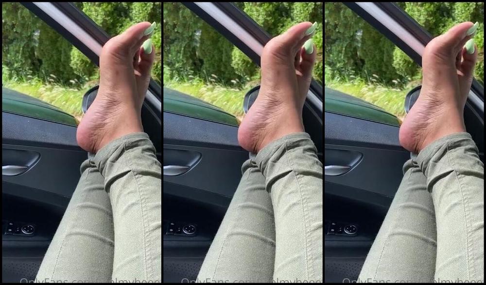 Goddess Smokey Nicknamed Goddesssmokeyyy Onlyfans Toe Wiggling On Break 1