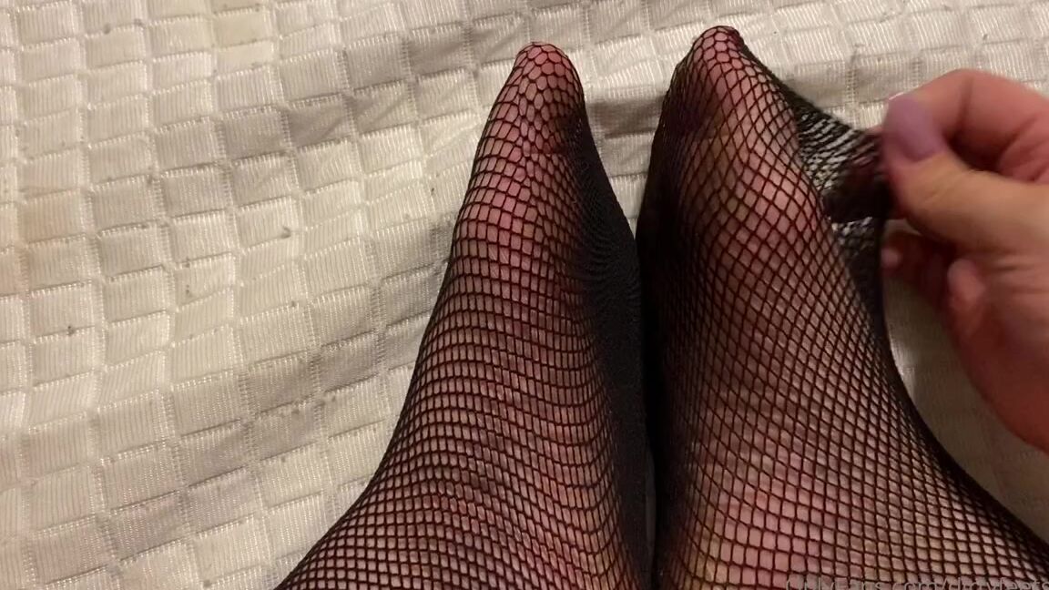 Findomfeetgirl Nicknamed Dirtyfeetgirl92 07 13 2021 Onlyfans Video 2 Minute Video Playing With My Dirty Feet In These Tights Take A Look