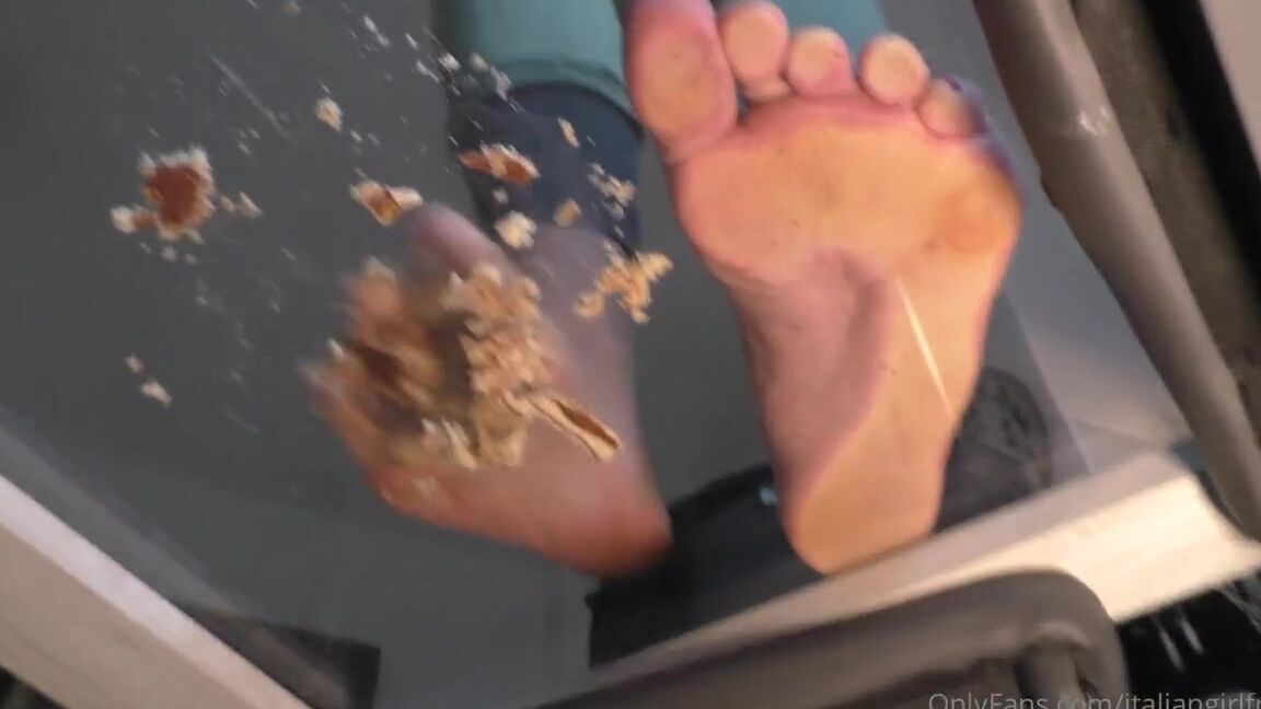 Italian Girlfriend Nicknamed Italiangirlfriend 07 14 2022 Onlyfans Video A Different View Of My Soles In Action