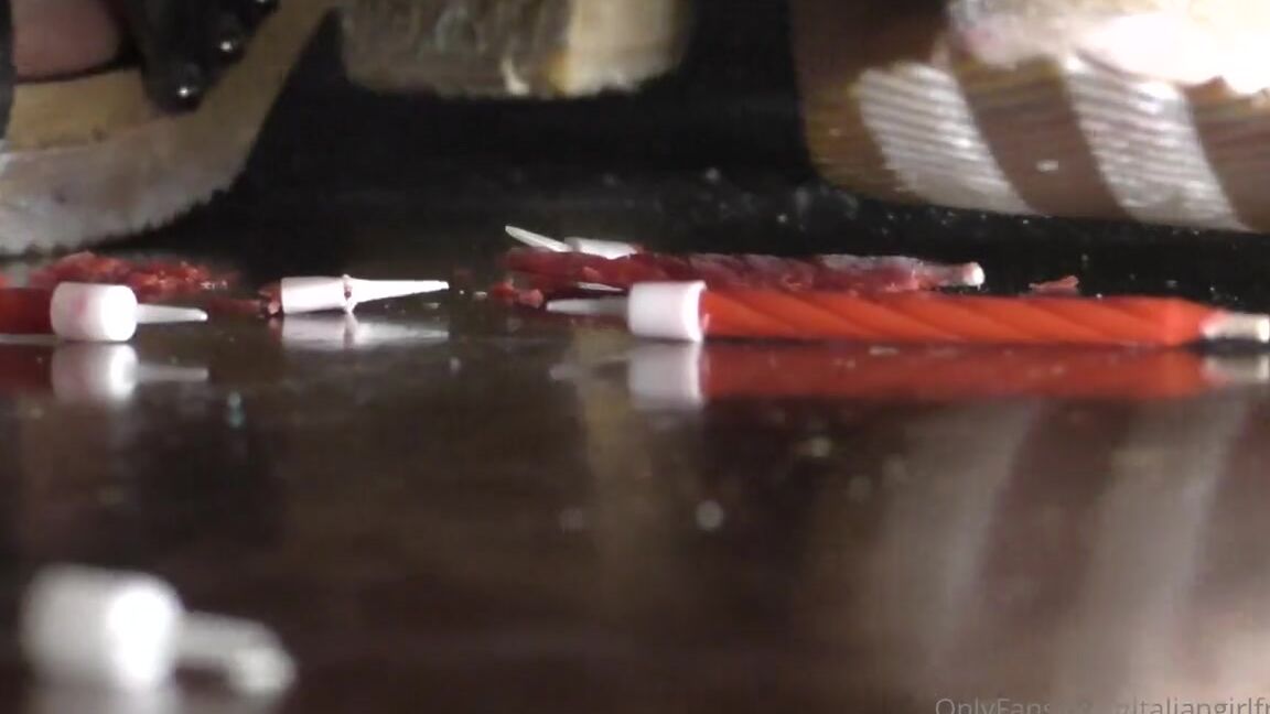 Italian Girlfriend Nicknamed Italiangirlfriend 07 13 2022 Onlyfans Video Tiny Wax Candles Under My Wooden Clogs