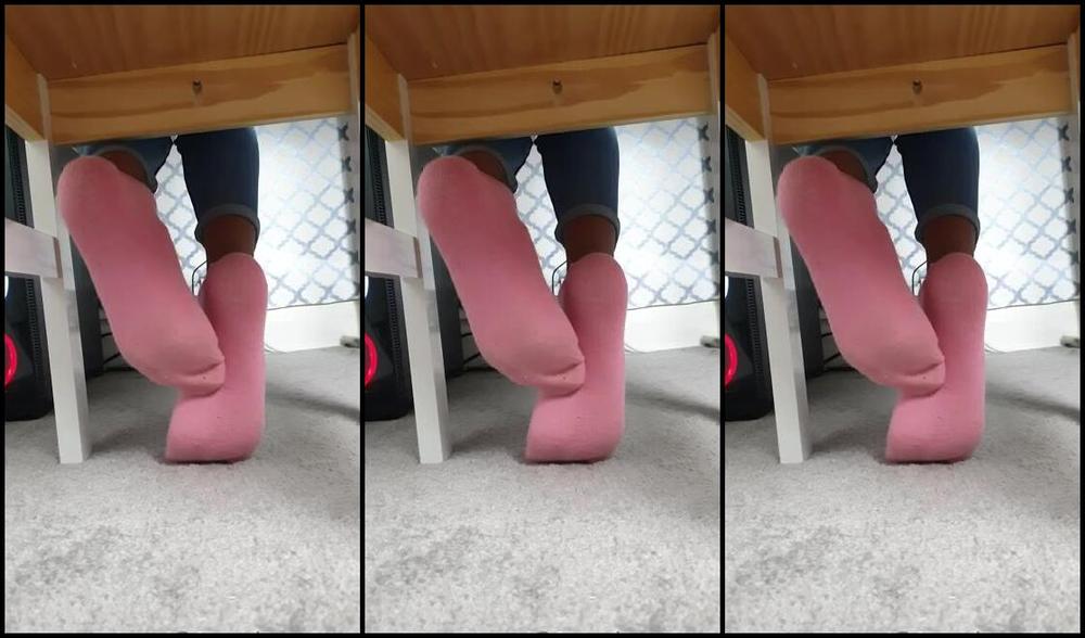 Ceceprincesstoes Nicknamed Cecesprincesstoes 10 29 2020 Onlyfans Video Playing Games At My Computer Enjoy The View Down There