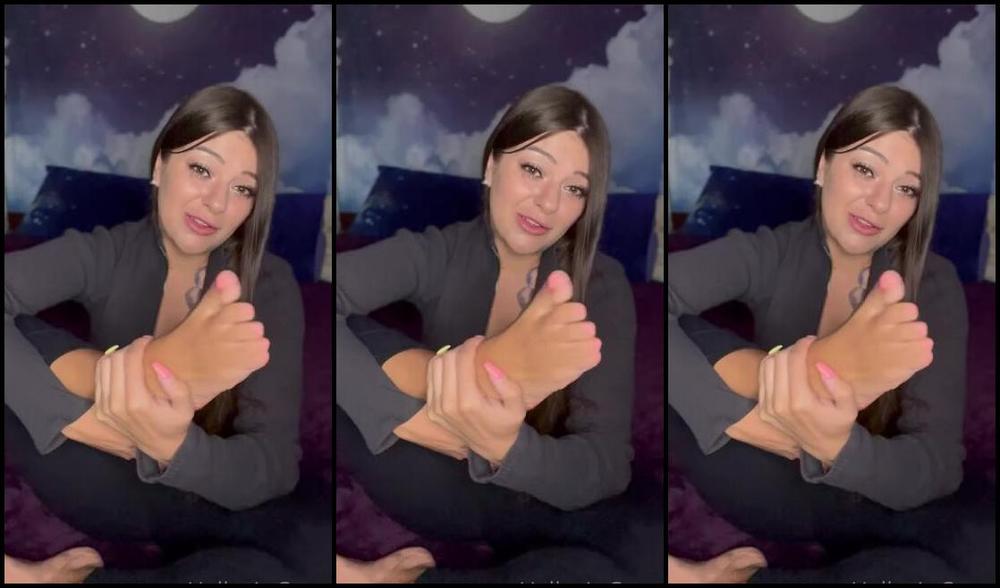 Halleys Comet Nicknamed Halleyscomet69 Onlyfans I Know You Want To Worship My Feet But You Can T So I Will You