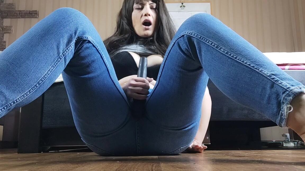 "JuliaCrown" jeansfetish, jeanspantswetting, squirt, squirting, wetandmessy Moisturizing my jeans Huge squirt manyvids
