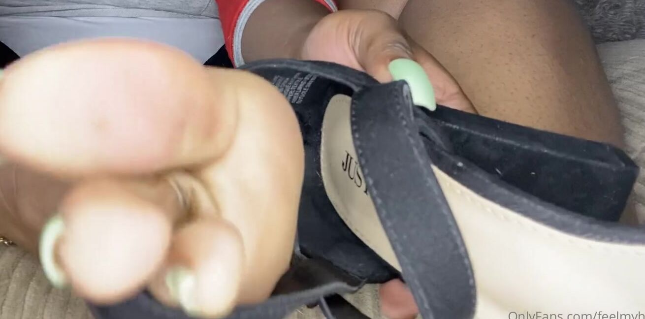 Goddess Smokey Nicknamed Goddesssmokeyyy Onlyfans Taking Heels Off After Long Day